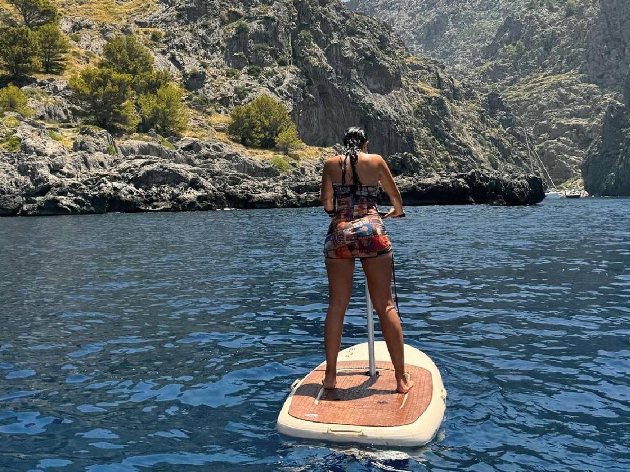 Lejos de las multitudinarias playas de las islas españolas, Cristiano y Georgina se relajaron a bordo de un yate mientras practicaban actividades acuáticas.