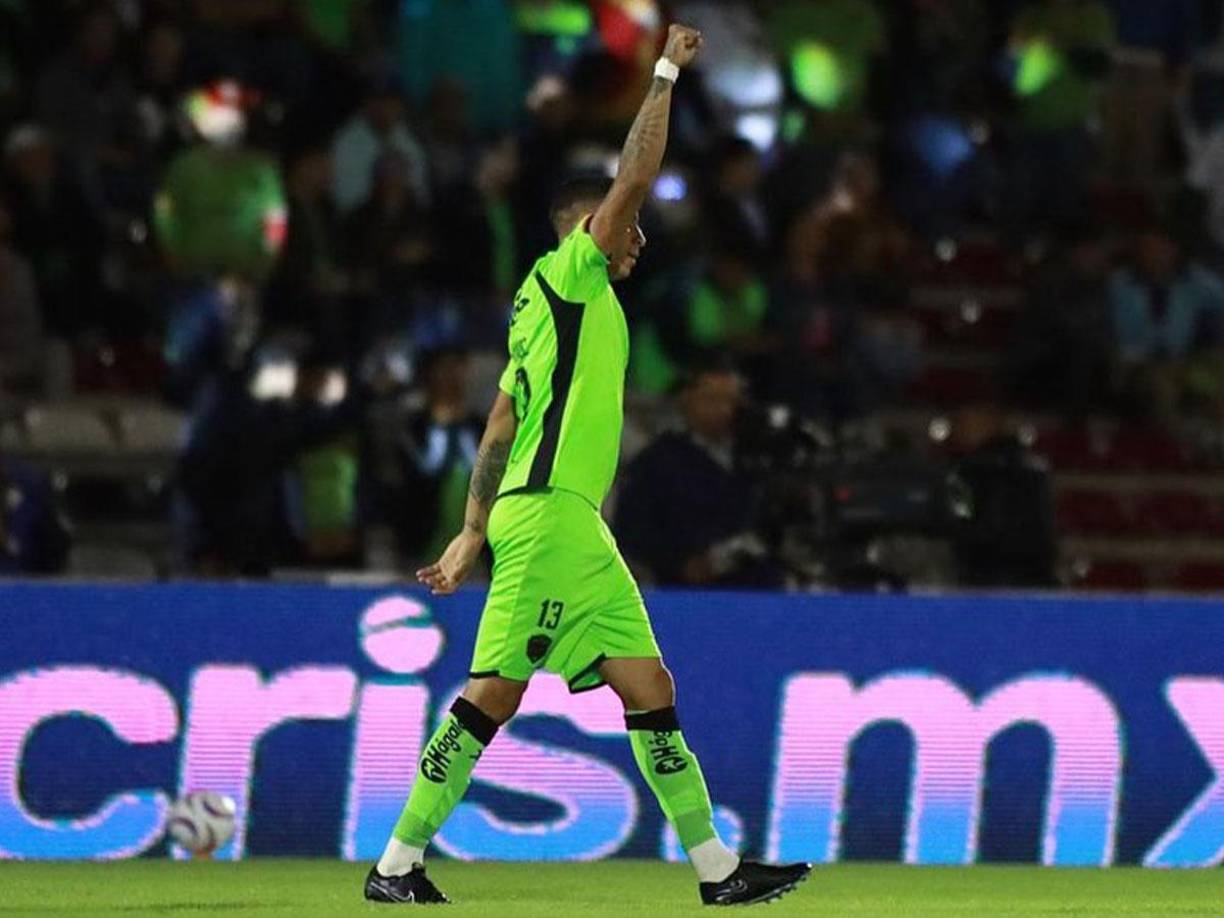  Si bien su último equipo fue el de los Bravos de Juárez, Chávez, su etapa más destacada en el balompié nacional tuvo lugar con los Tiburones Rojos de Veracruz.