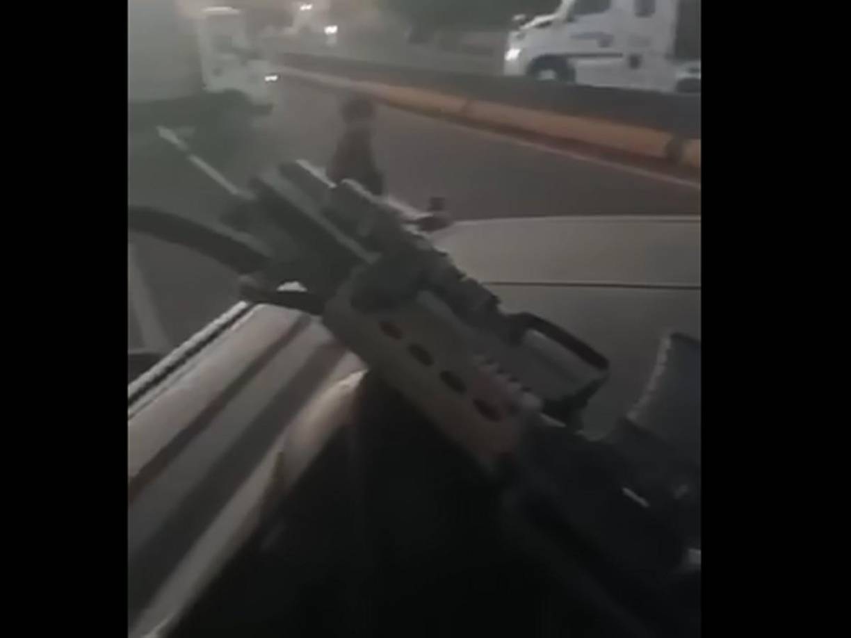Los sicarios élite circulan con potentes armas.