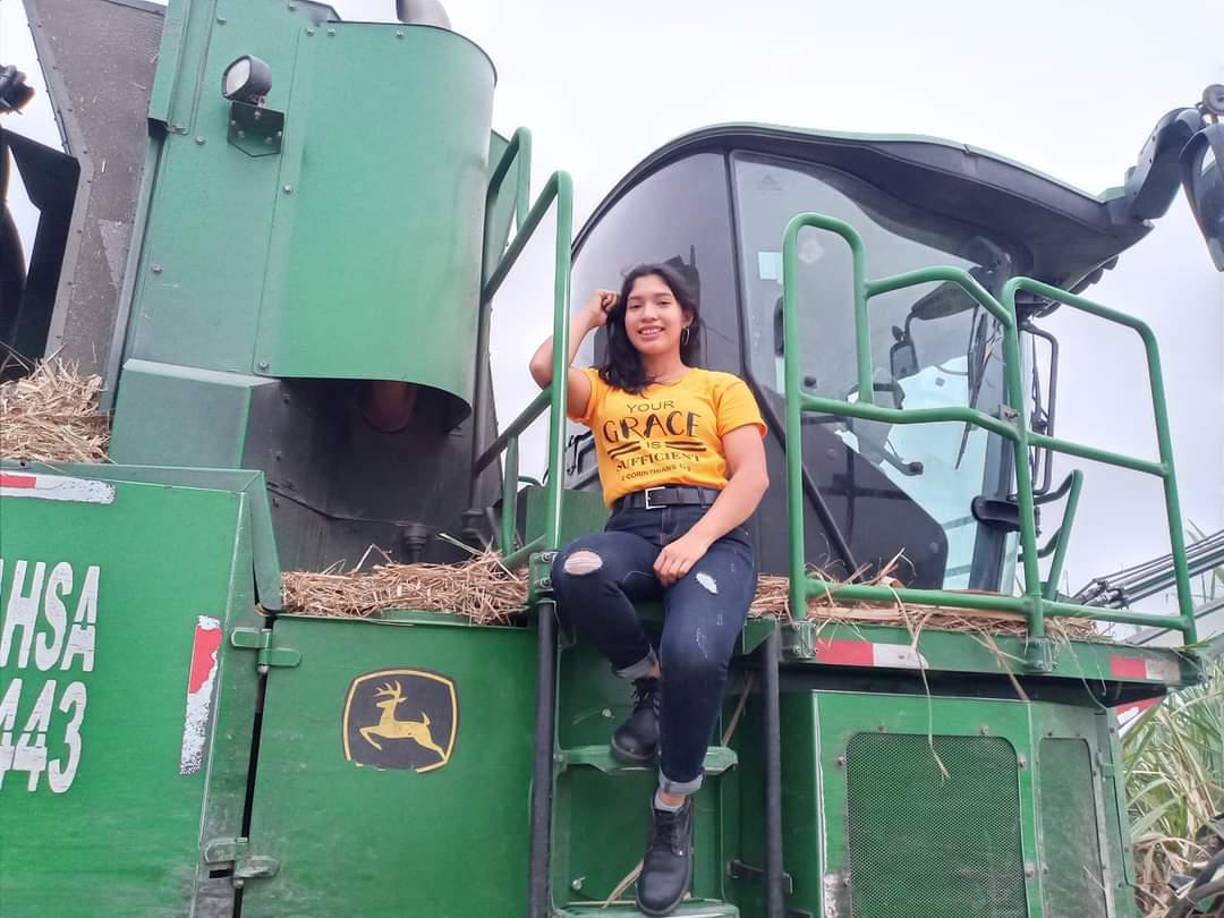 Su amor por la siembra y el manejo de este equipo pesado inició desde hace varios años cuando decidió estudiar en La Paz, La Paz.