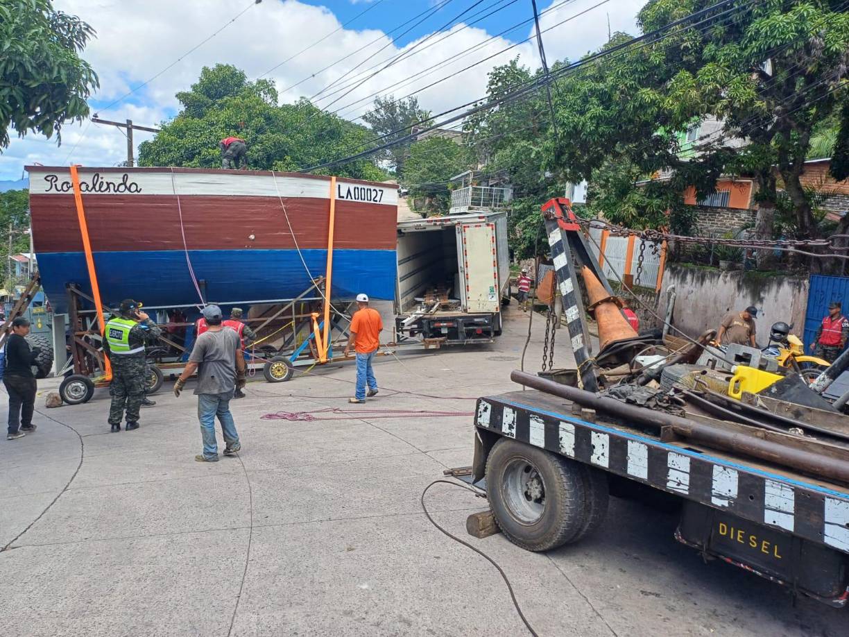 La Dirección General de la Marina Mercante (DGMM) ha aclarado que, aunque el velero puede ser trasladado, aún no cuenta con los permisos necesarios para navegar.