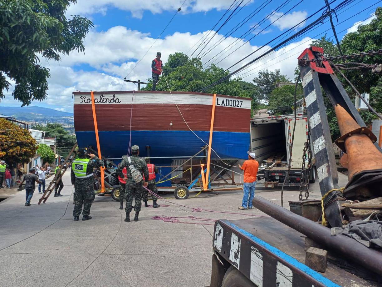El operativo incluyó el uso de maquinaria especializada, como montacargas y equipo para mantener la estabilidad del velero durante el traslado.
