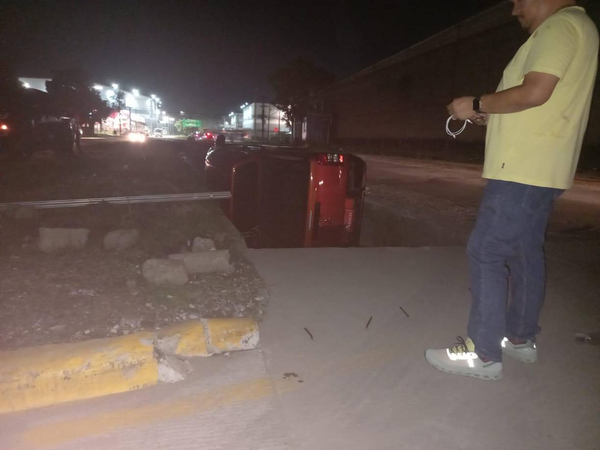 El carro cayó a la cuneta y dejó al hombre que fue auxiliado por personas que pasaban por el lugar.