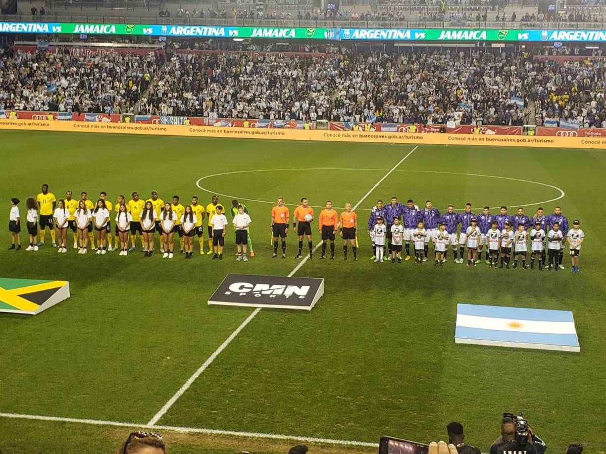 Jugadores de Argentina y Jamaica antes del inicio del partido en el estadio Red Bull Arena de Nueva Jersey.