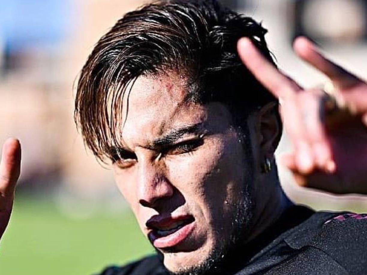 Carlos Salcedo reapareció en su Instagram personal con un texto en una de sus historias: “Deja que te duela, llora lo que necesites, acepta eso que sientes, abraza tu vulnerabilidad como parte del proceso”, posteó el jugador.