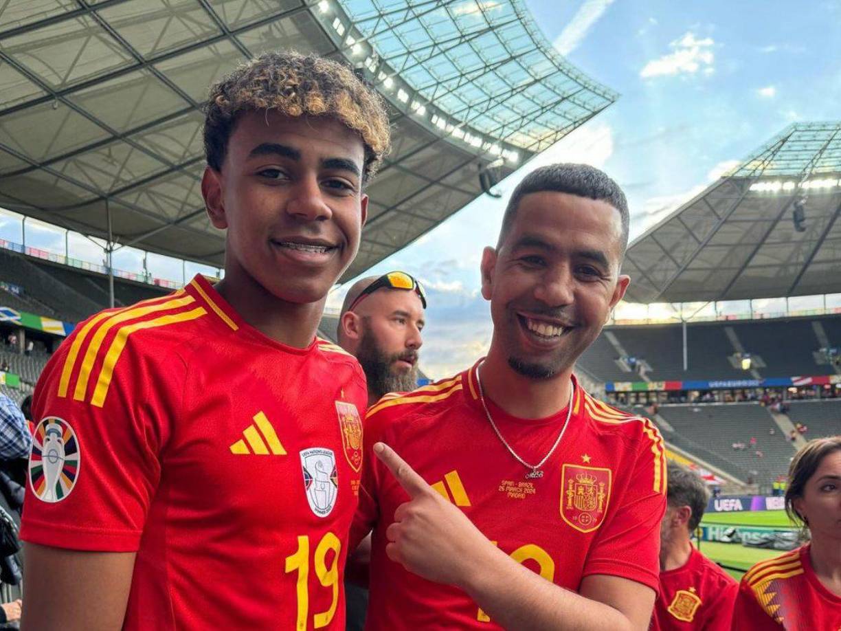 Yamal estuvo acompañado en todo momento por su padre en la reciente Eurocopa 2024 en donde España se consagró campeón.