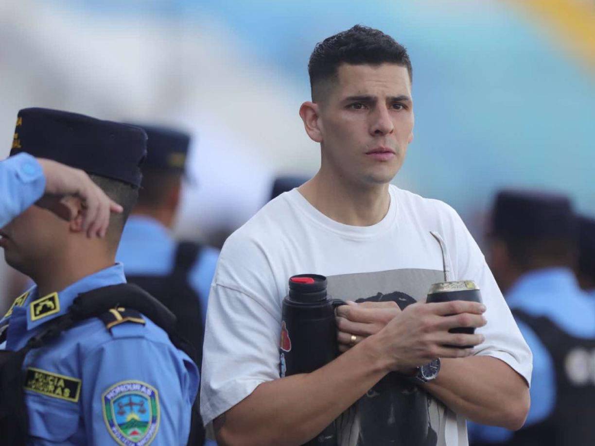 El defensor argentino Oliver Benítez fue anunciado como nuevo fichaje del Olimpia y estuvo presente en el estadio Nacional.