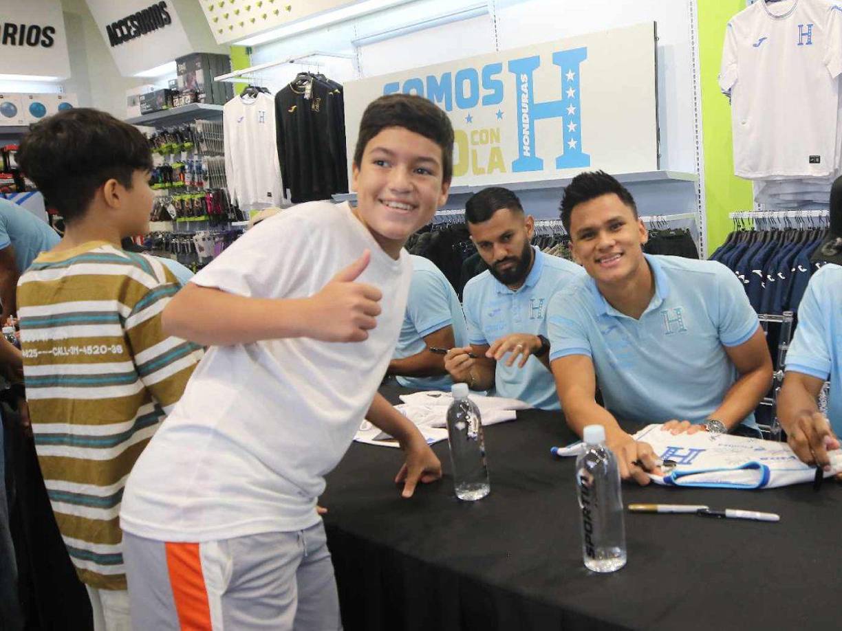 El zaguero Denil Maldonado regaló varias fotografías para los pequeños que lo admiran.