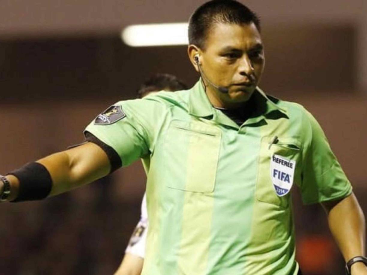 Walter Alexander López Castellanos nació el 25 de septiembre de 1980 en Guatemala, y desde joven estuvo vinculado al arbitraje, influenciado por su padre, Miguel López Castillo, también árbitro