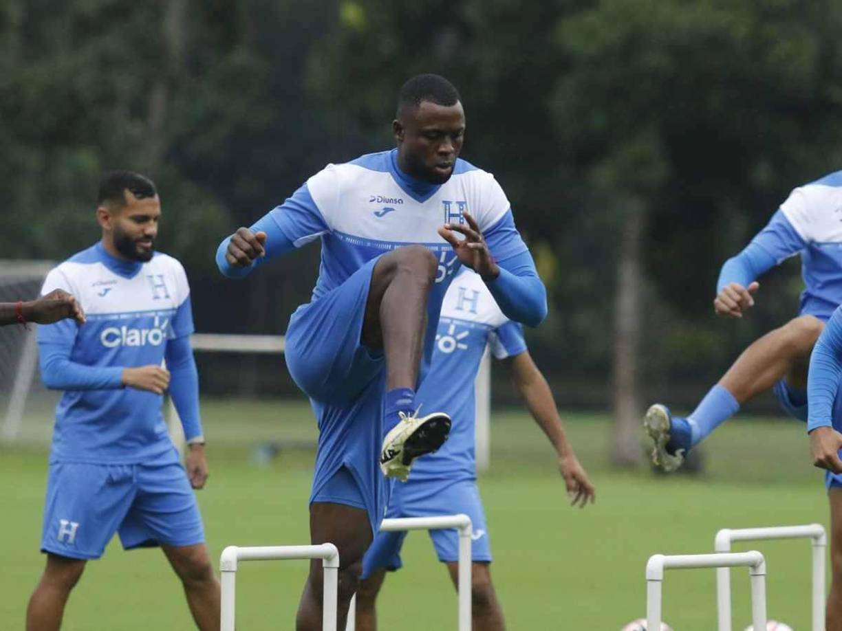Yustin Arboleda hizo su debut con la selección de Honduras y pudimos ver que no fue rapado. El atacante se salvó. 