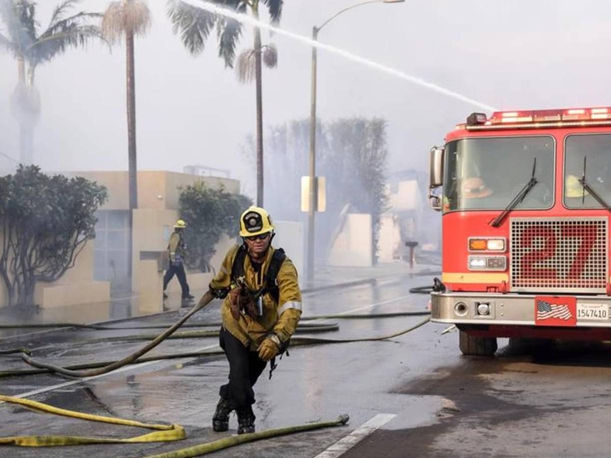 Las autoridades se vieron obligadas a ampliar las órdenes de evacuación para los residentes de las ciudades afectadas por el incendio Eaton, donde se reportaron los cinco muertos que hasta ahora han sido reportados.