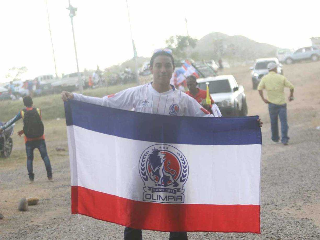 Este aficionado olimpista llegó desde temprano al estadio Emilio Williams de Choluteca.