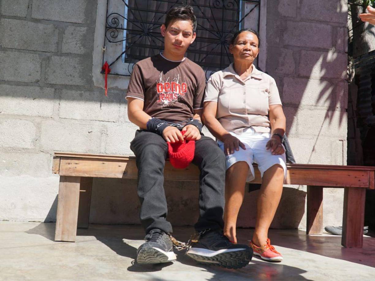 Los problemas de José Manuel Flores Espinoza comenzaron en julio del año pasado. ”Él estuvo bien enfermo. Comenzó con un dolor en el pecho, luego ciego, sordo, mudo. Después estuvo dos meses sin comer”, contó su madre Analía Flores.