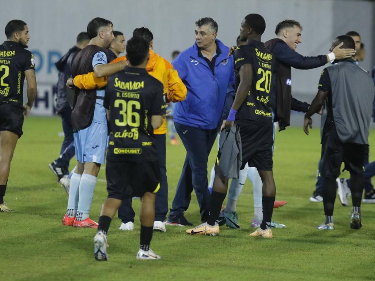 Diego Vázquez y Jeaustin Campos se saludaron al final del partido.