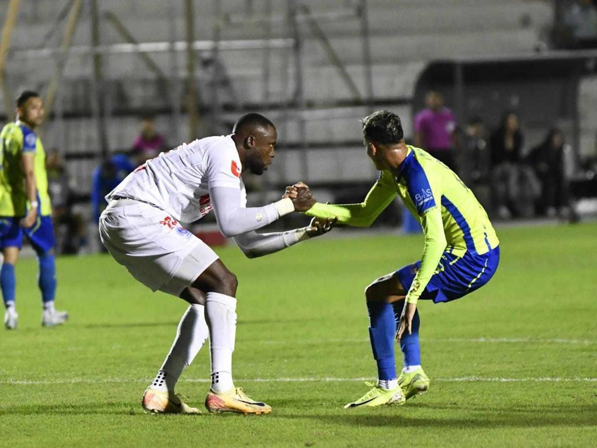 Pero todo se queda en la cancha. Yustin Arboleda ayudando a levantarse a Juan Ángel ‘Camellito‘ Delgado.