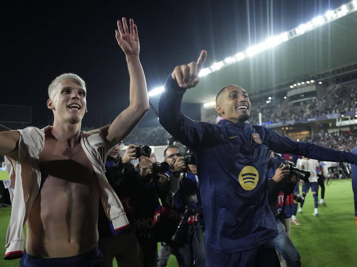 Al final del partido, se vivió una fiesta en el Estadio Olímpico Lluís Companys de Montjuïc con los festejos de los jugadores del Barcelona con los aficionados.