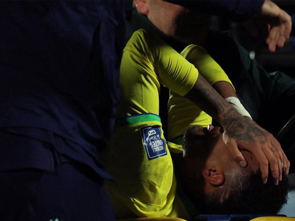 El crack brasileño se torció la rodilla y cayó en el campo de juego con mucho dolor, pidió el cambio y se retiró llorando en camilla.
