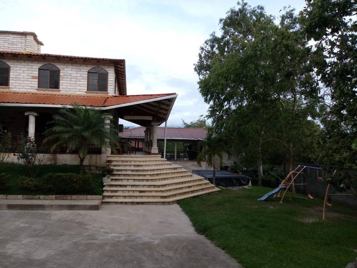 De acuerdo con la fiscalía, el 5 de julio de 2003, en la comunidad de San Esteban, Olancho, la Policía interceptó al momento de su aterrizaje una avioneta bimotor en la cual transportaban una fuerte cantidad de cocaína.