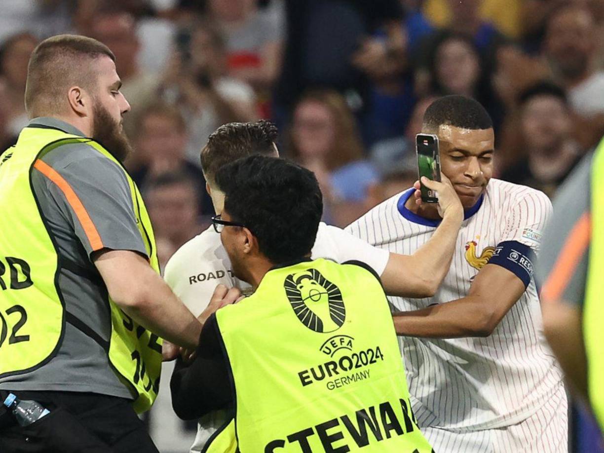 El aficionado se le puso de frente a Mbappé y le tomó una fotografía. 