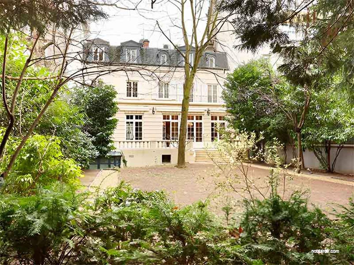 La mansión tiene 1000 metros cuadrados y cuenta con baño turco, spa, sala de juegos, sala de masajes, gimnasio, alberca, un campo de futbol y doce recámaras.