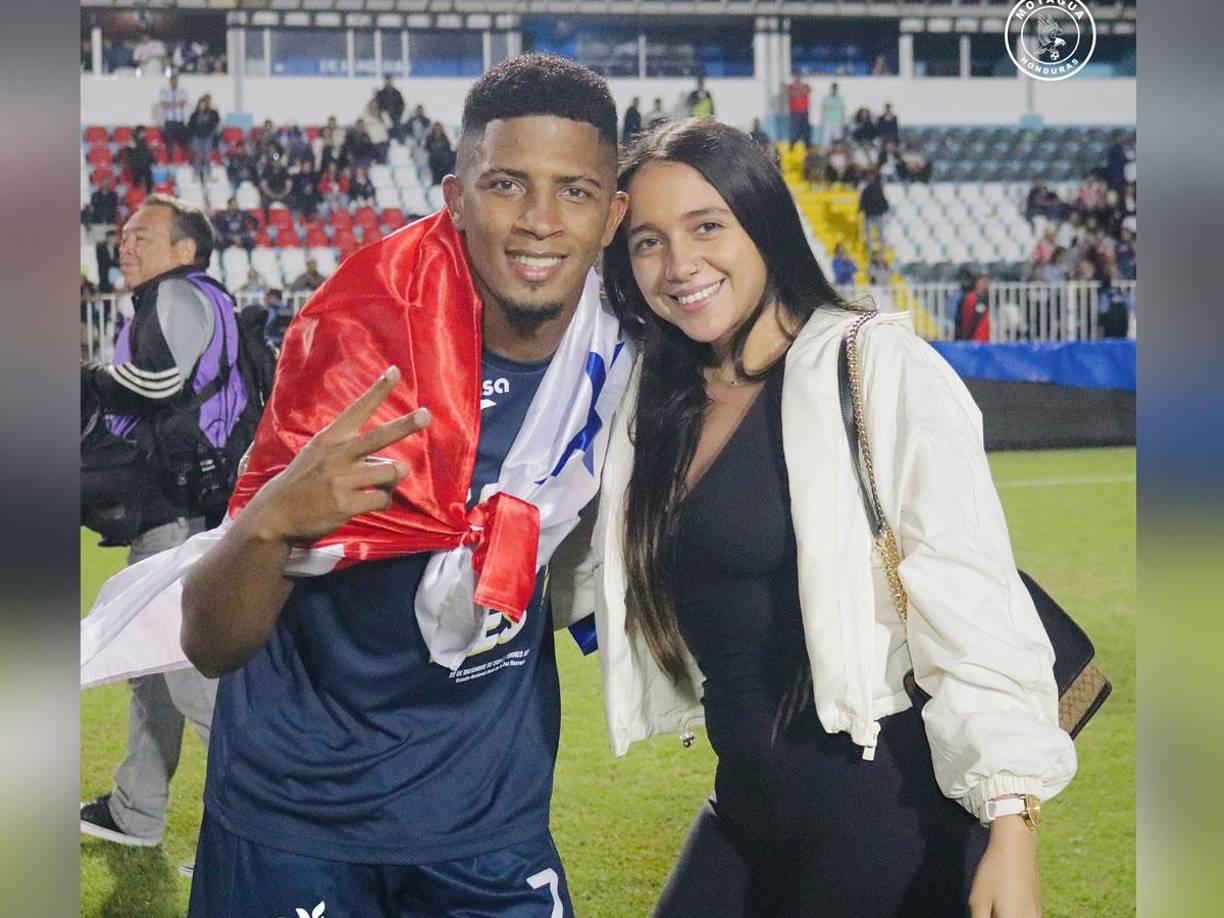 Jorge ‘Puchulin‘ Serrano fue acompañado por su esposa en la cancha del Nacional durante los festejos de Motagua.