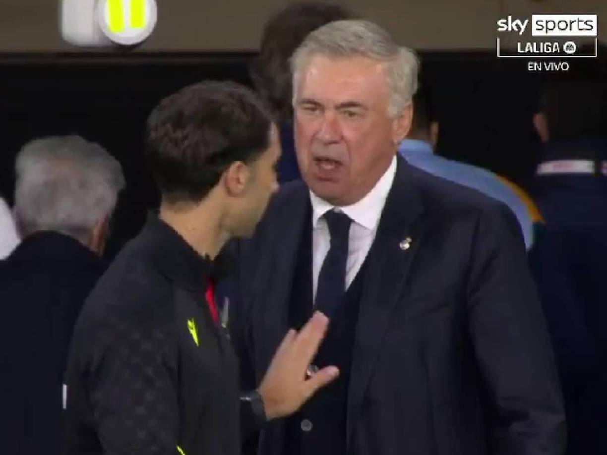 El entrenador italiano hizo reclamos tras la falta, pero fue sancionado por el juez central Gil Manzano al finalizar el primer tiempo.