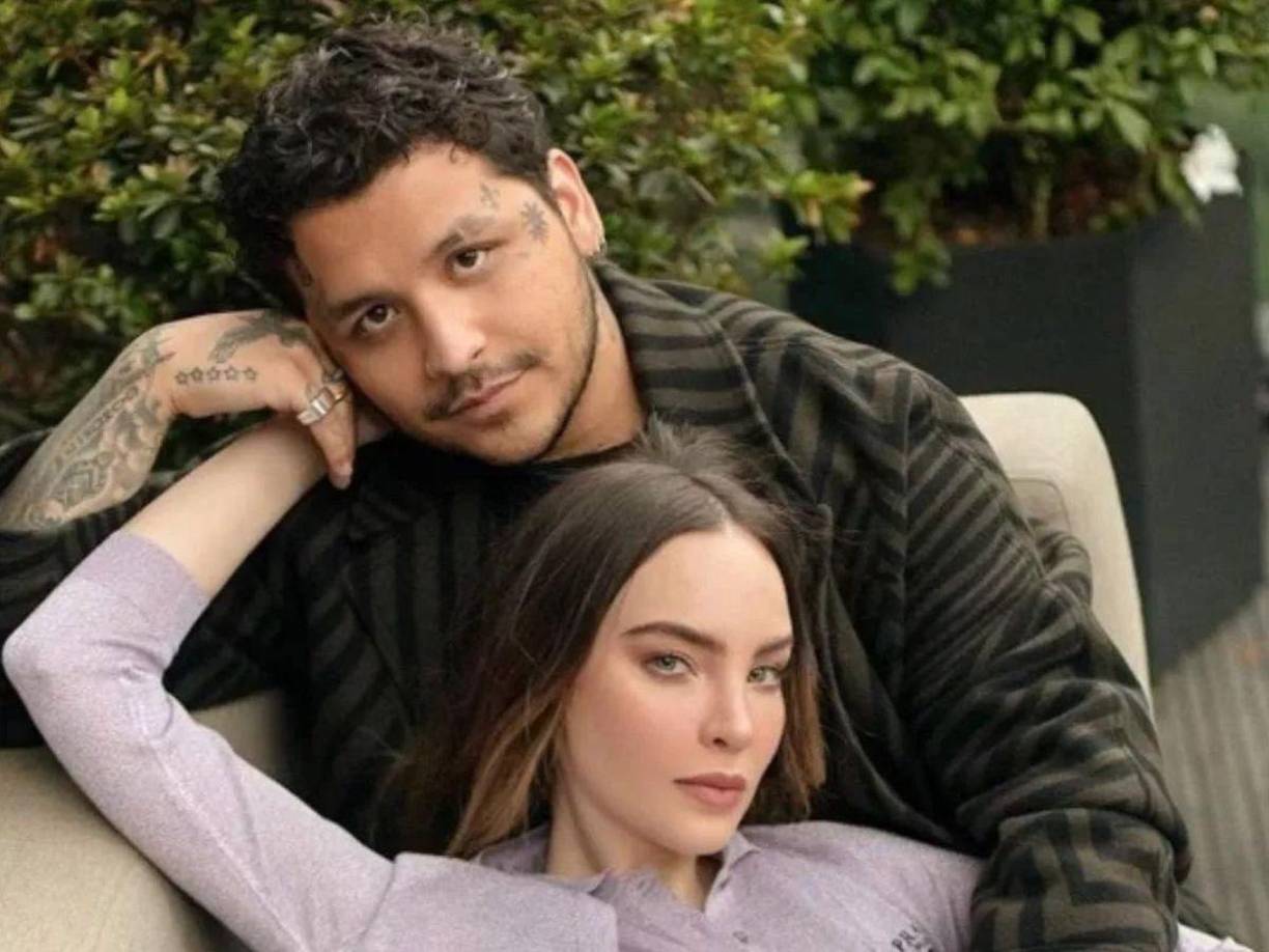 Sin embargo, la pareja terminó su relación y Nodal puso en pausa la grabación del video y el lanzamiento oficial del sencillo, el cual decidió sacar del baúl.