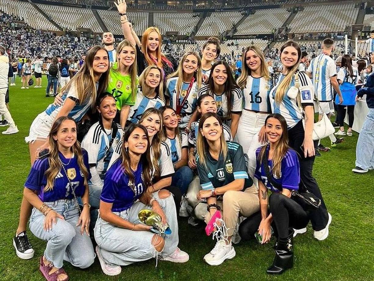 ¡La otra ‘Scaloneta’! Las parejas de los jugadores de la Selección Argentina hicieron una atrevida promesa si la Albiceleste quedaba campeona del Mundial de Qatar 2022 y ahora con el éxito conseguido tendrán que cumplir. ¿Lo harán?