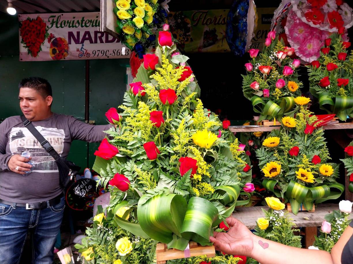 Los vendedores de flores de Guamilito abrieron sus locales este domingo a partir de las 6:00 de la mañana.
