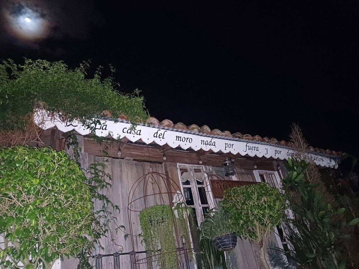 La Tetería Surcagua un espacio acogedor y único en su estilo. La Tetería Surcagua está ubicada frente a la Iglesia Cristo Señor de las Mercedes. Su frase “La casa del moro, nada por fuera y por dentro un tesoro” intriga y cautiva.