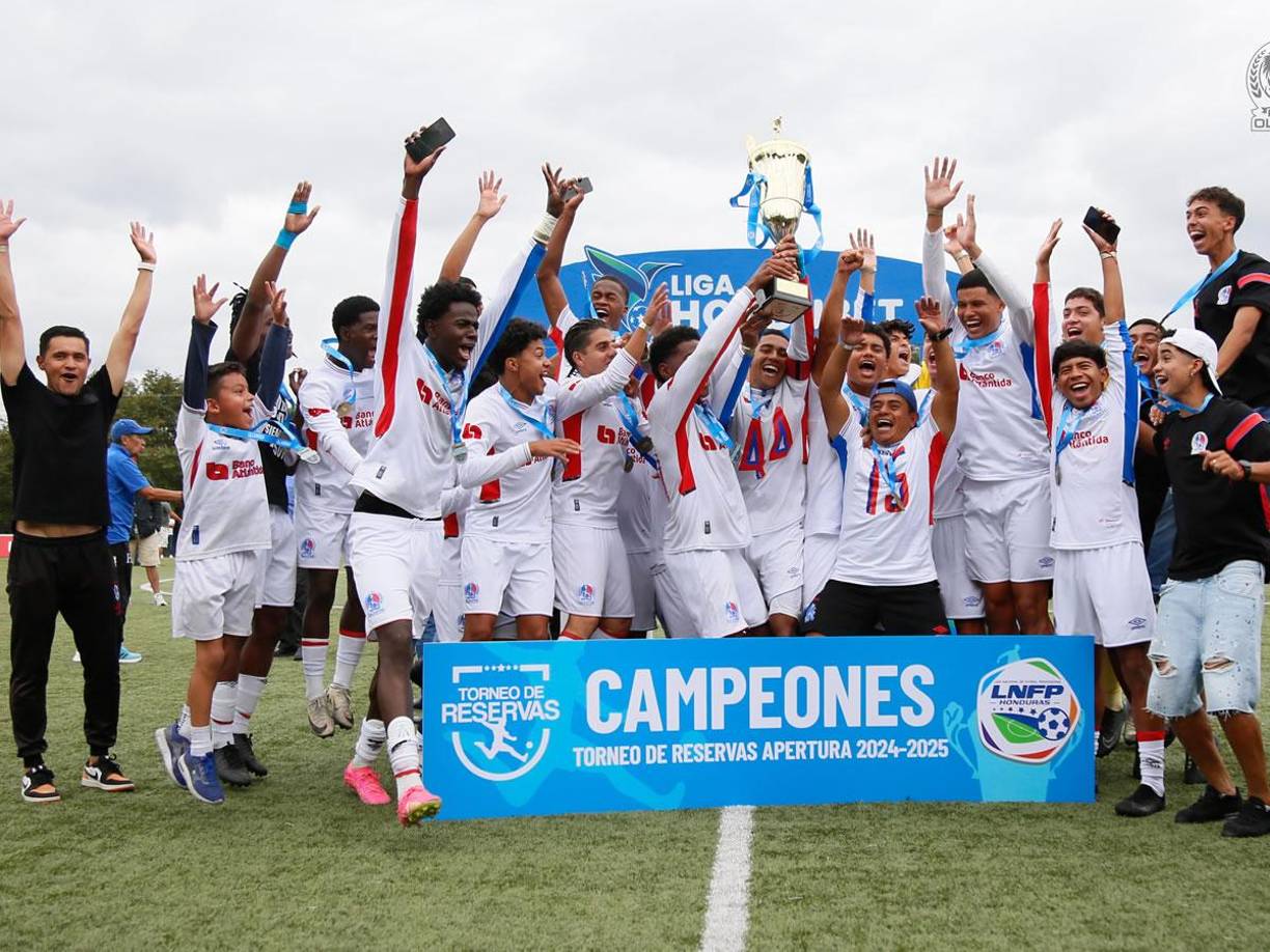 Los futbolistas del Olimpia levantando el trofeo de campeones del Torneo de Reservas tras remontar contra el Motagua.