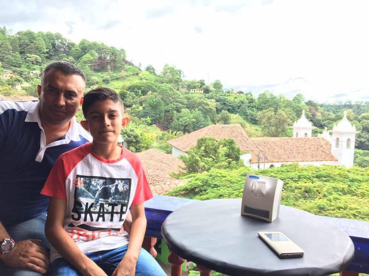 Andy Hernández junto a su padre Edwin Hernández.