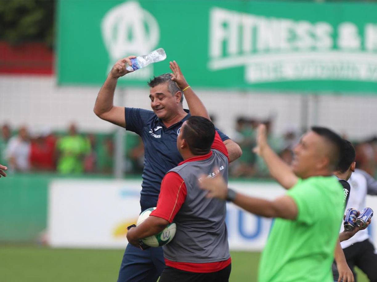 Diego Vázquez armó su show y celebró con euforia el pase a la final. 