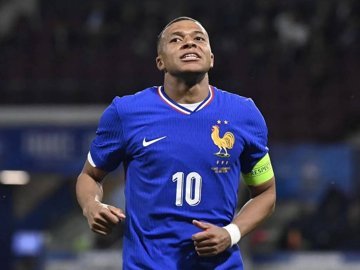 El Mundial 2026, que será histórico al ser organizado por tres países (Estados Unidos., México y Canadá), se perfila como una de las competiciones más esperadas de los últimos años, y uno de los mayores alicientes para los aficionados será la participación de Mbappé con la selección francesa.