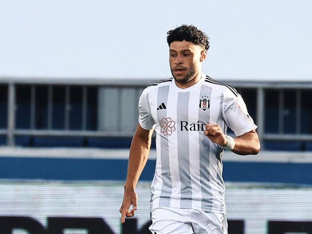 Alex Oxlade-Chamberlain podría dejar al Fenerbahce y volver al fútbol de Inglaterra. Prensa inglesa señala que clubes como el <b>Brentford </b> lo pretende.