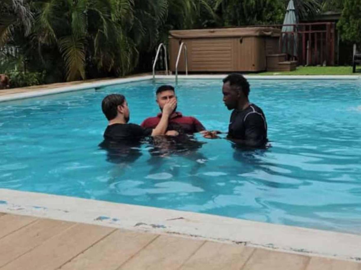 Esta vez y mediante sus redes sociales, Alberth Elis mostró fotografías en donde mostró que tomó la decisión de bautizarse.