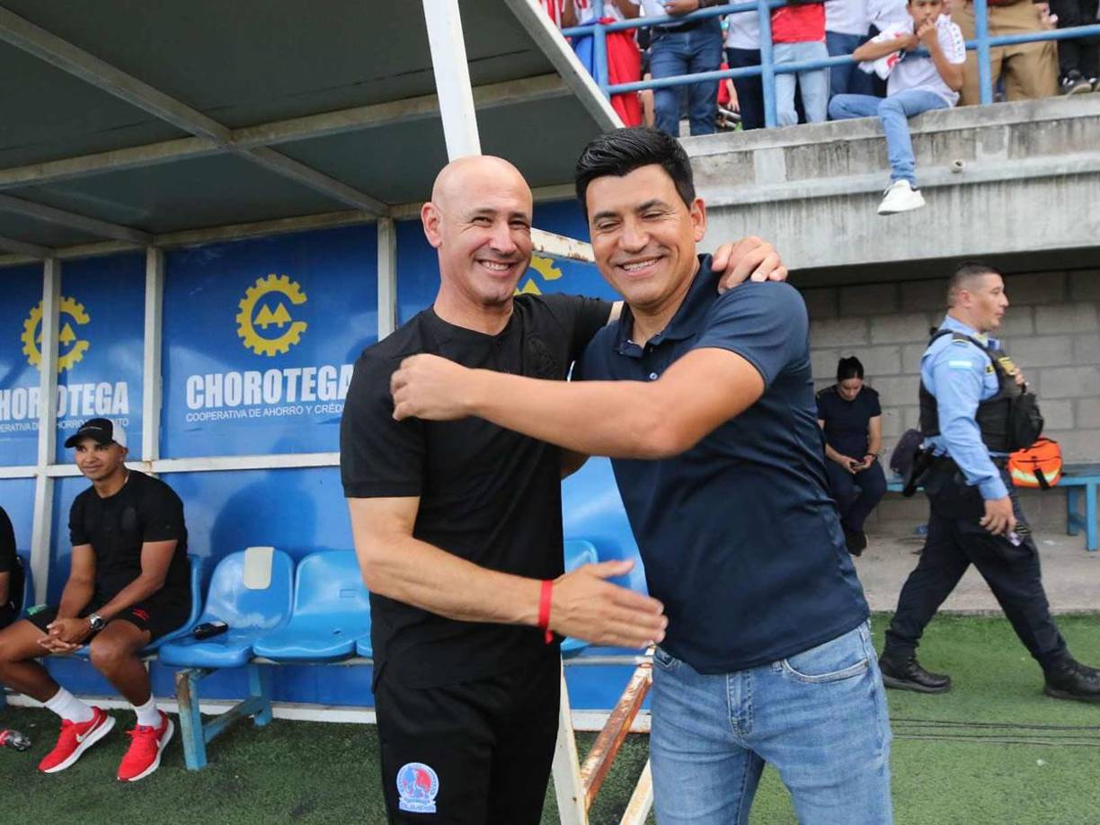 El amigable saludo de Eduardo Espinel y Orlando López previo al inicio del partido.