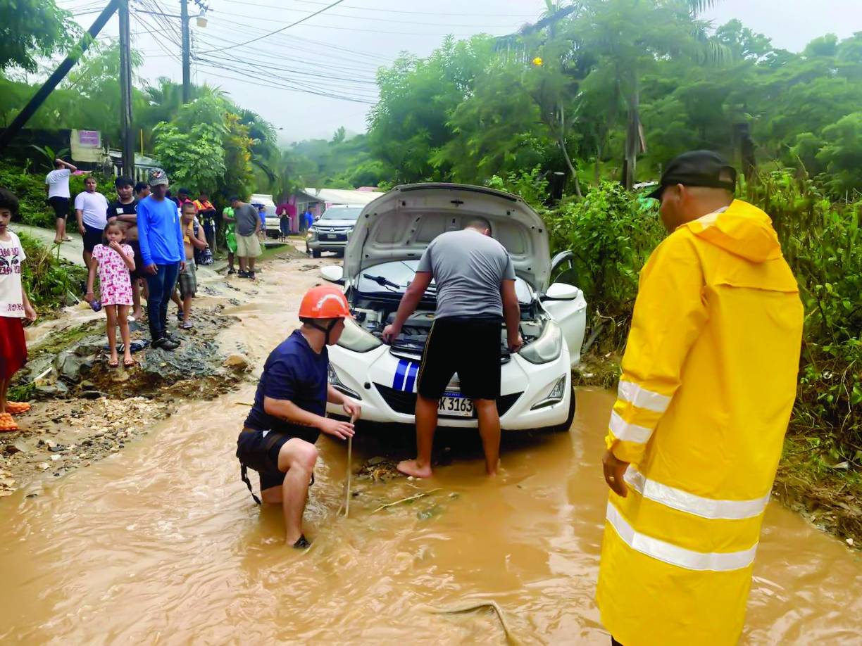 Los bomberos auxiliaron a varias personas que se quedaron varadas con sus carros. 