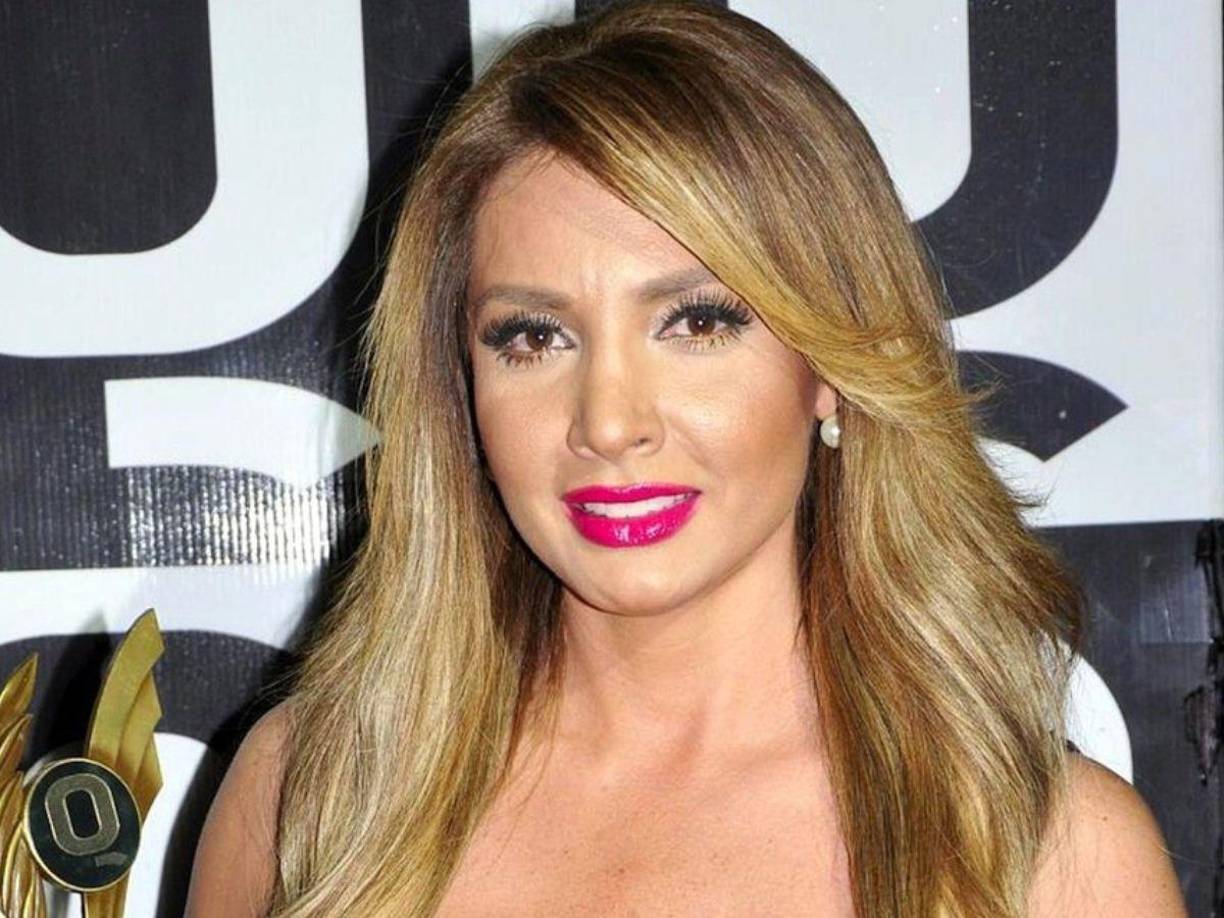 Aunque parecía que era una broma, la interprete comentó que durante un tiempo sintió que ciertas personas la perseguían, como por ejemplo perros, señoras embarazadas, hombres con celulares, en muletas o sillas de ruedas, lo cual la hizo sospechar sobre su existencia como humano.