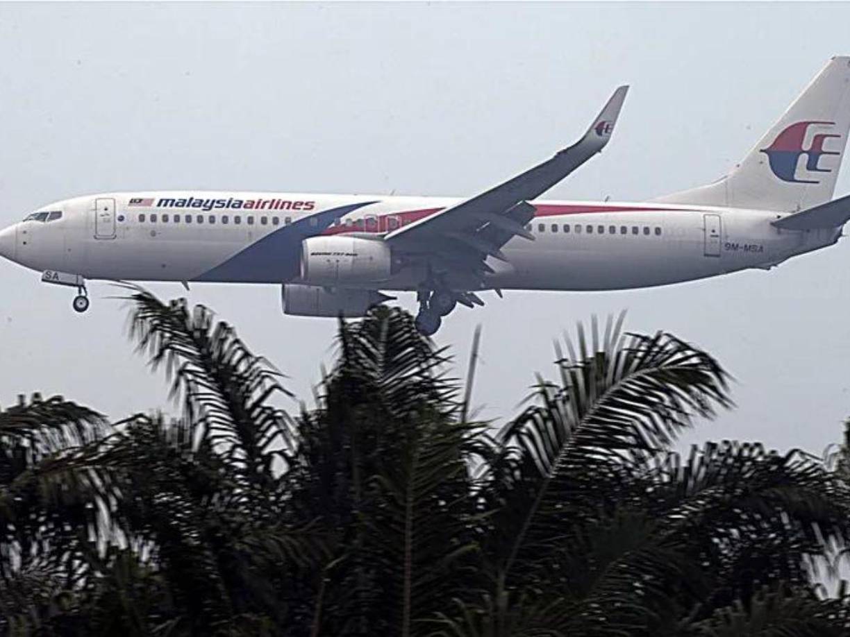 El tráiler de la docuserie fue recién lanzado por la plataforma y busca responder a una de las preguntas más básicas pero a la vez importantes: ¿qué pasó en realidad? También se escucha a varias personas decir: “Nunca antes se habían dado por muertas 239 (227 pasajeros y 12 tripulantes) personas solo por una cuestión matemática”, “El caso del MH370 no es un asesinato en masa sin resolver. Es posiblemente un acto de guerra”, “Alguien sabe la respuesta, la pregunta es quién” y otros testimonios.