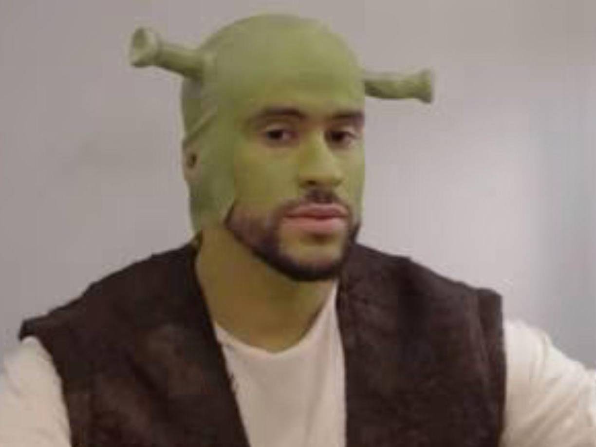 Benito Antonio Martínez Ocasio, como es su nombre real, improvisó una escena “detrás de cámaras”. Acompañado por otros actores, se disfrazó de Shrek y hasta simuló haber escrito un guión para una nueva película del personaje.