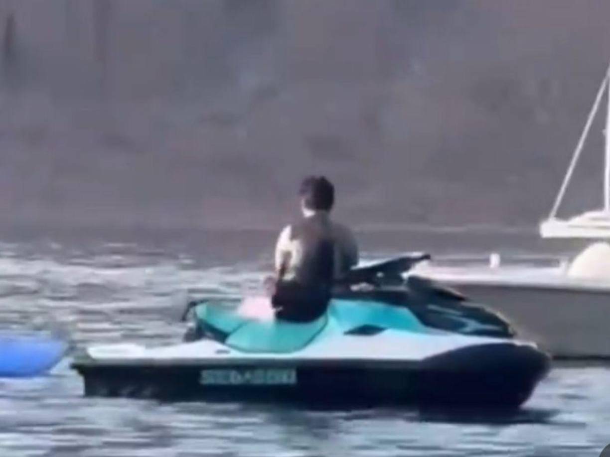 Nodal siguió disfrutando de su momento en la moto ignorando los gritos de los turistas que insistían en molestarlo. Cuando las personas se alejaron de la zona donde estaba el cantante, una de ellas le agradeció a la persona que manejaba la embarcación diciendo: “Gracias Carlitos, cumpliste mi sueño de mentarle la ma...”.