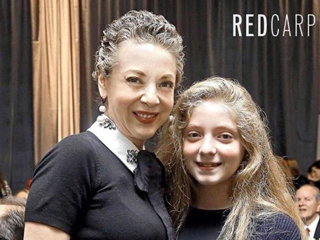 Constanza Creel, hija de la desaparecida actriz Edith González y Santiago Creel reapareció ante las cámaras y sorprendió por su belleza, así como por su enorme parecido con su madre, quien falleció el 13 de junio del año 2019 a los 54 años víctima de cáncer.