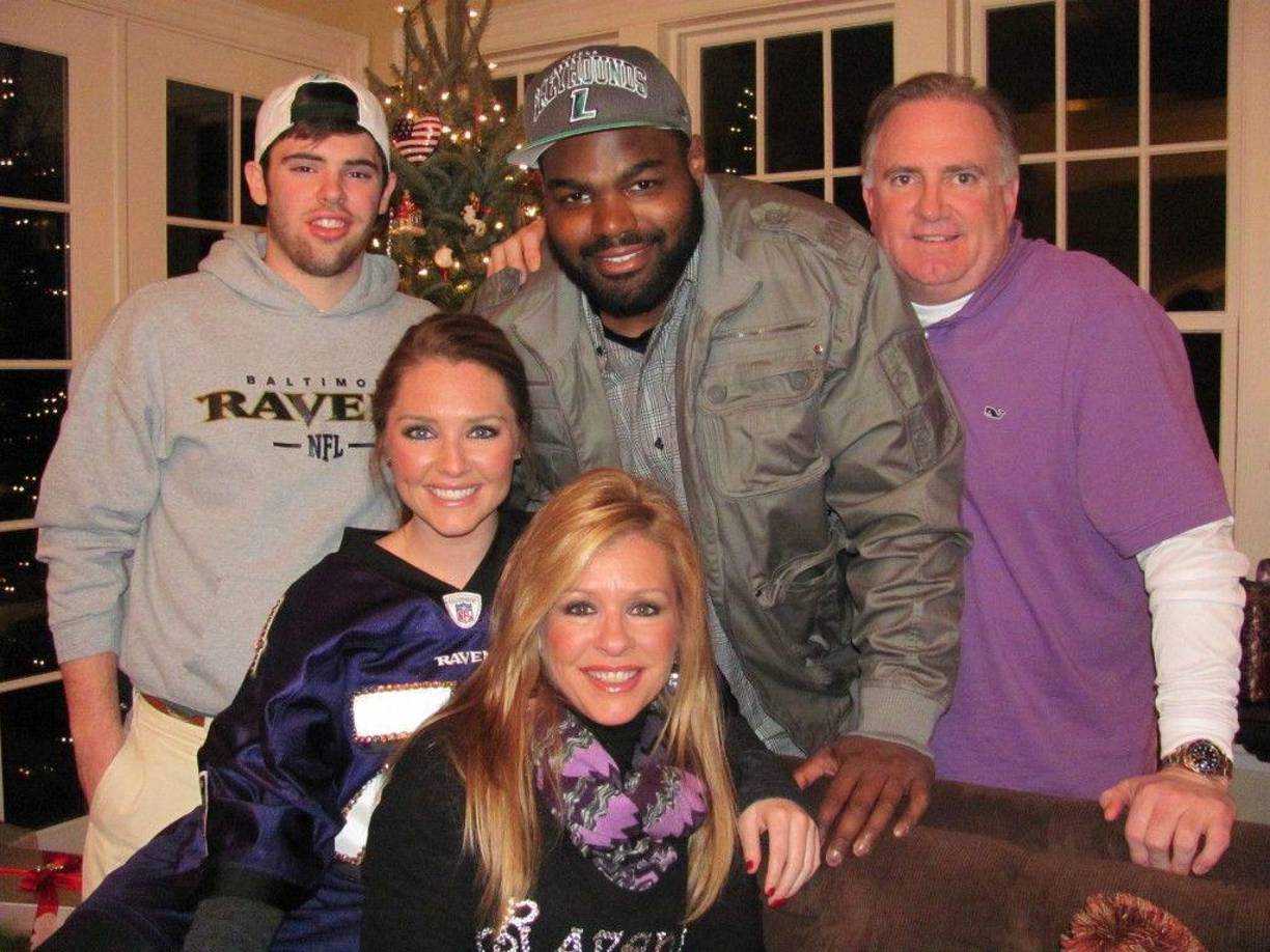 Una foto de Michael Oher y su familia adoptiva poco después de convertirse en un famoso jugador de fútbol americano.