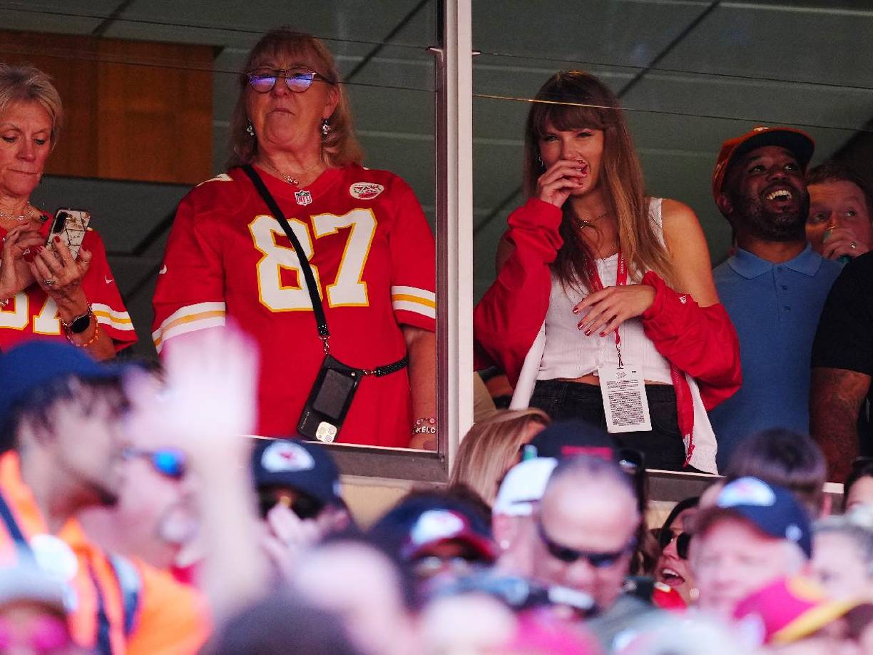 La popular cantante estadounidense estuvo en el palco del estadio y junto a la madre de Travis lo apoyaron durante el partido.