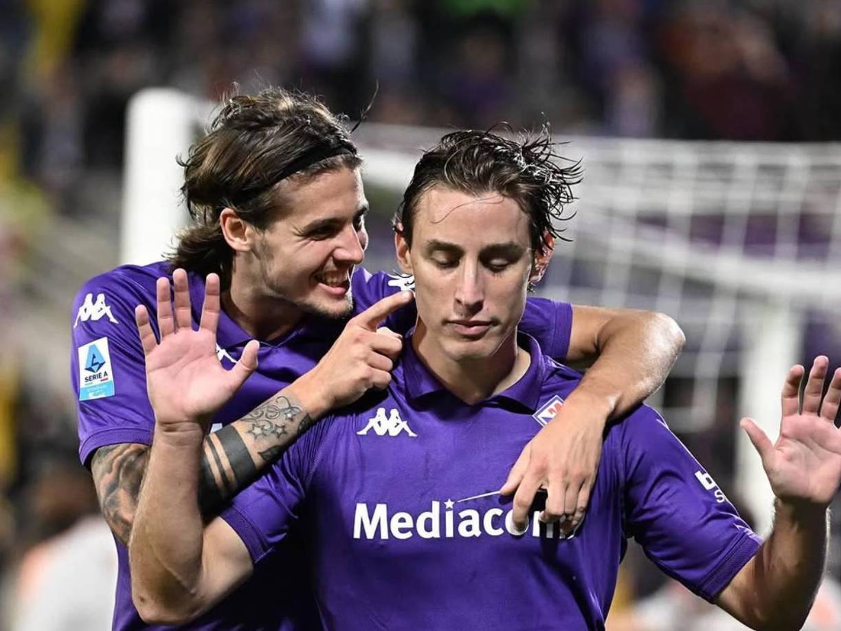  Bove chocó minutos antes de su colapso con el neerlandés Denzel Dumfries y se acercó al banquillo a cambiarse de camiseta ya visiblemente afectado.