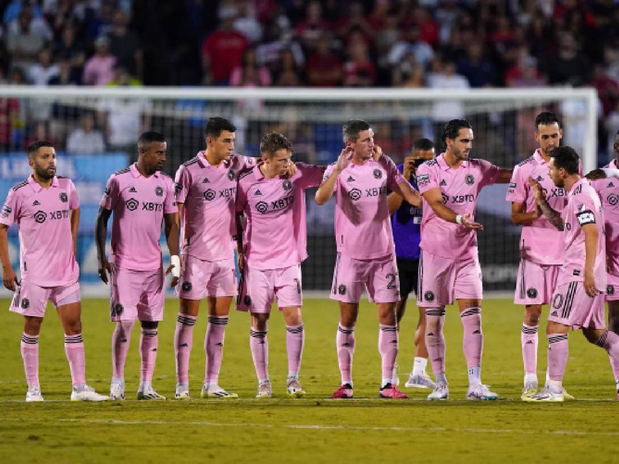 El argentino fue a festejar con sus compañeros a esperas de los otros lanzamientos. 