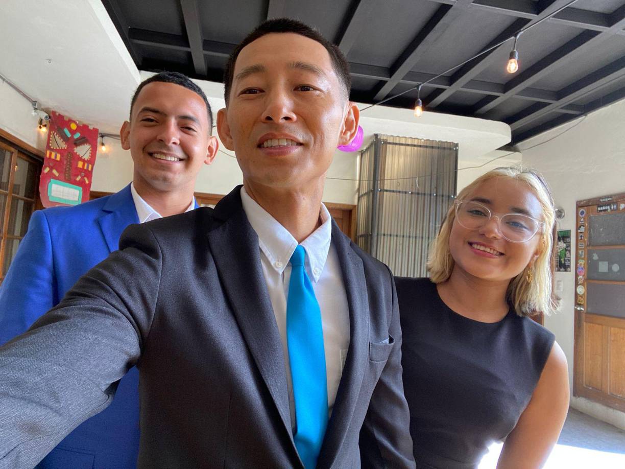 Temprano Shin compartió a Diario LA PRENSA está fotografía en la cual se ve muy feliz porque iba a ser premiado por su enorme labor y amor que siente por este país cinco estrellas.