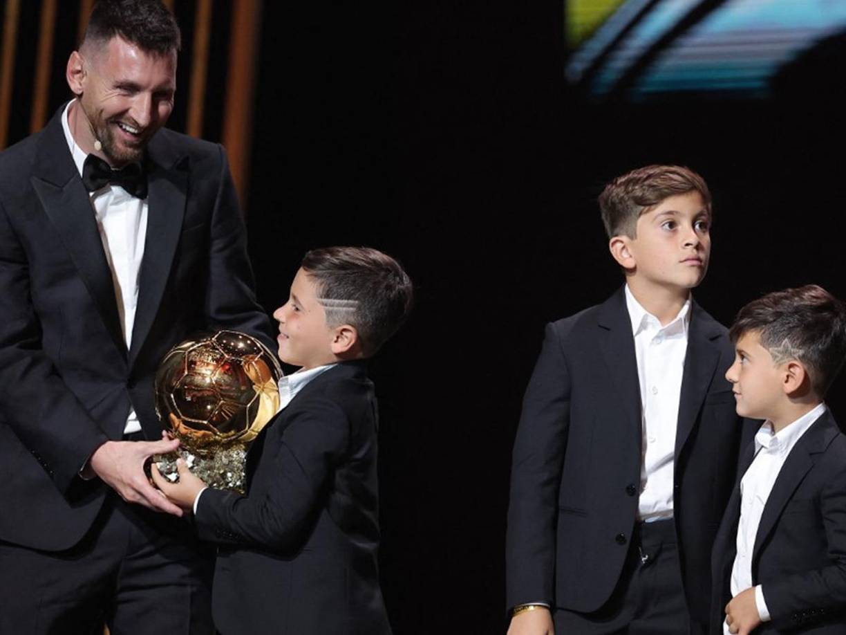 El pequeño Ciro le quitó el Balón de Oro a su padre Lionel Messi y el argentino reaccionó con una sonrisa.