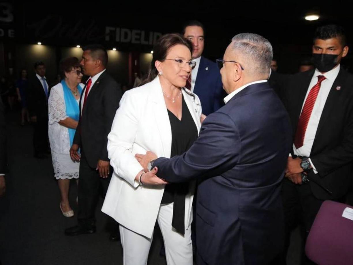 La presidenta Castro y Eduardo Maldonado se dieron un caluroso abrazo y sostuvieron una corta charla antes de la entrega del premio. 